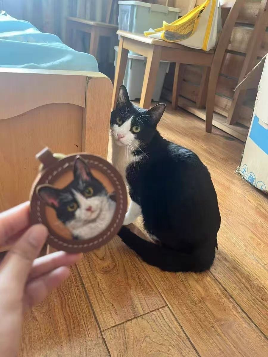 choosing handmade leather pet portrait keychain colors